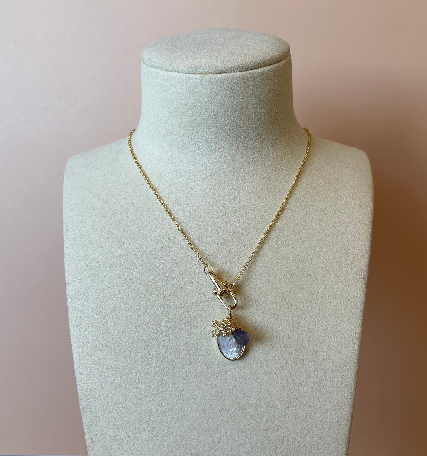 COLLAR CON MEDALLA VIRGEN OVAL Y CHARM TINTO