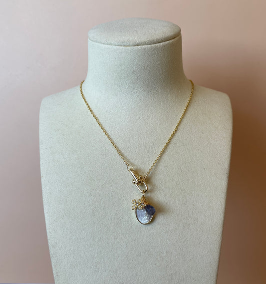 COLLAR CON MEDALLA VIRGEN OVAL Y CHARM TINTO