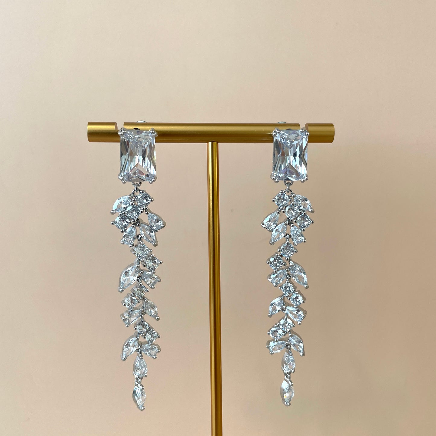 ARETE LARGO CIRCONIA SILVER CON PIEDRA RECTANGULAR