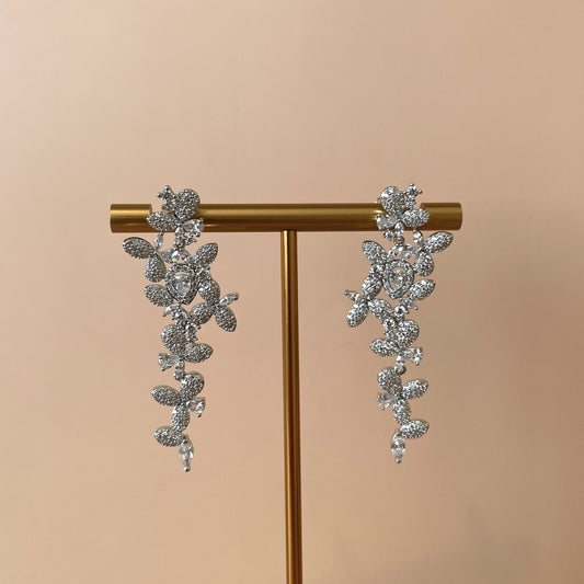 ARETES COLGANTES TIPO CASCADA FLORAL