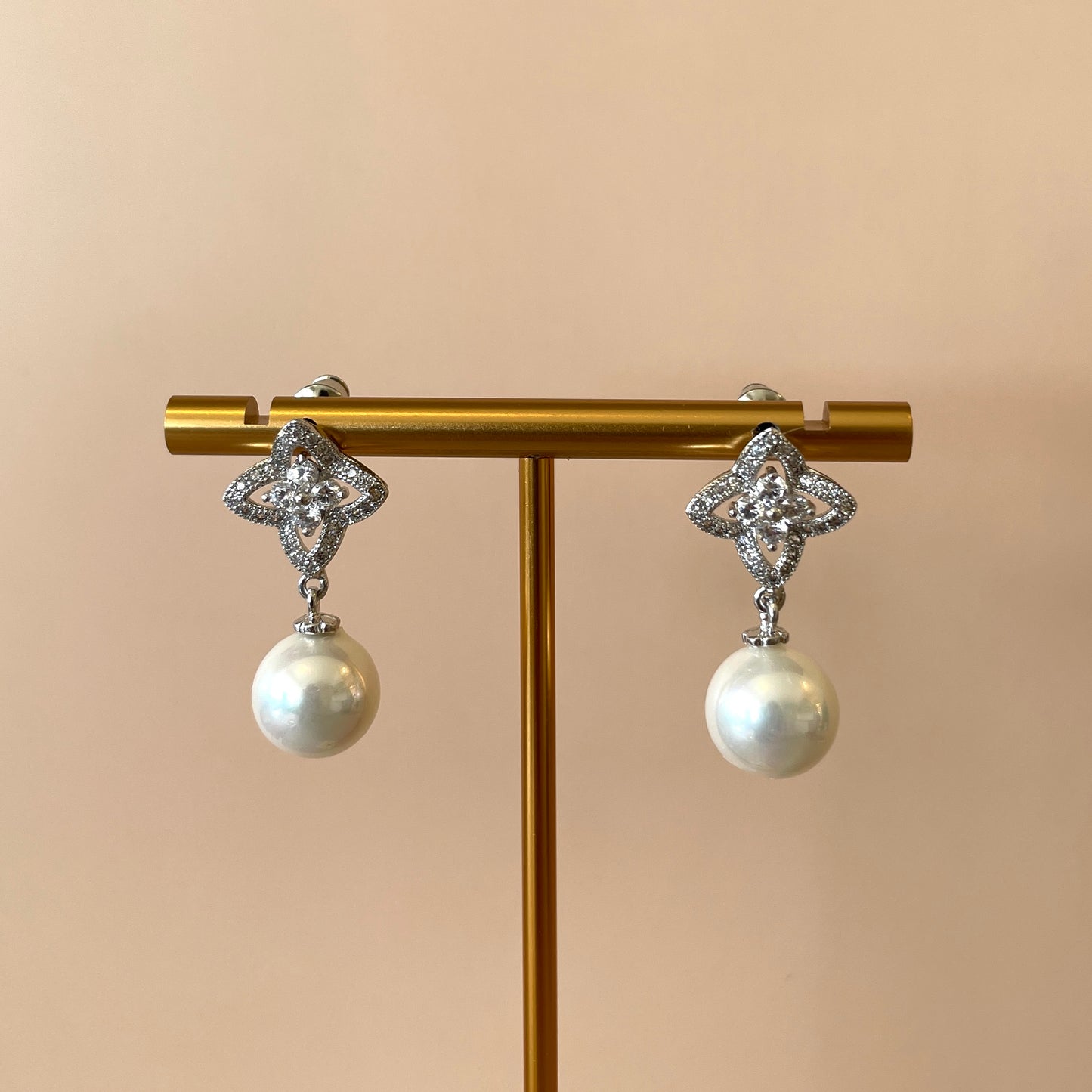 ARETES DE PERLA COLGANTE CON FLOR DE CIRCONIA