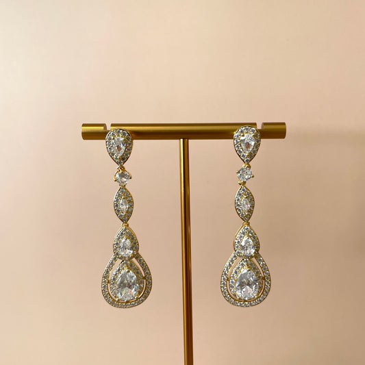 ARETE LARGOS TIPO LAGRIMA DORADO