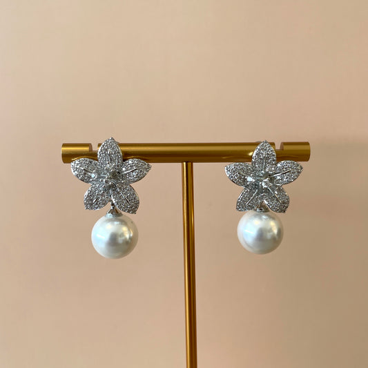 ARETE FLOR Y PISTILOS CON PERLA COLGANTE