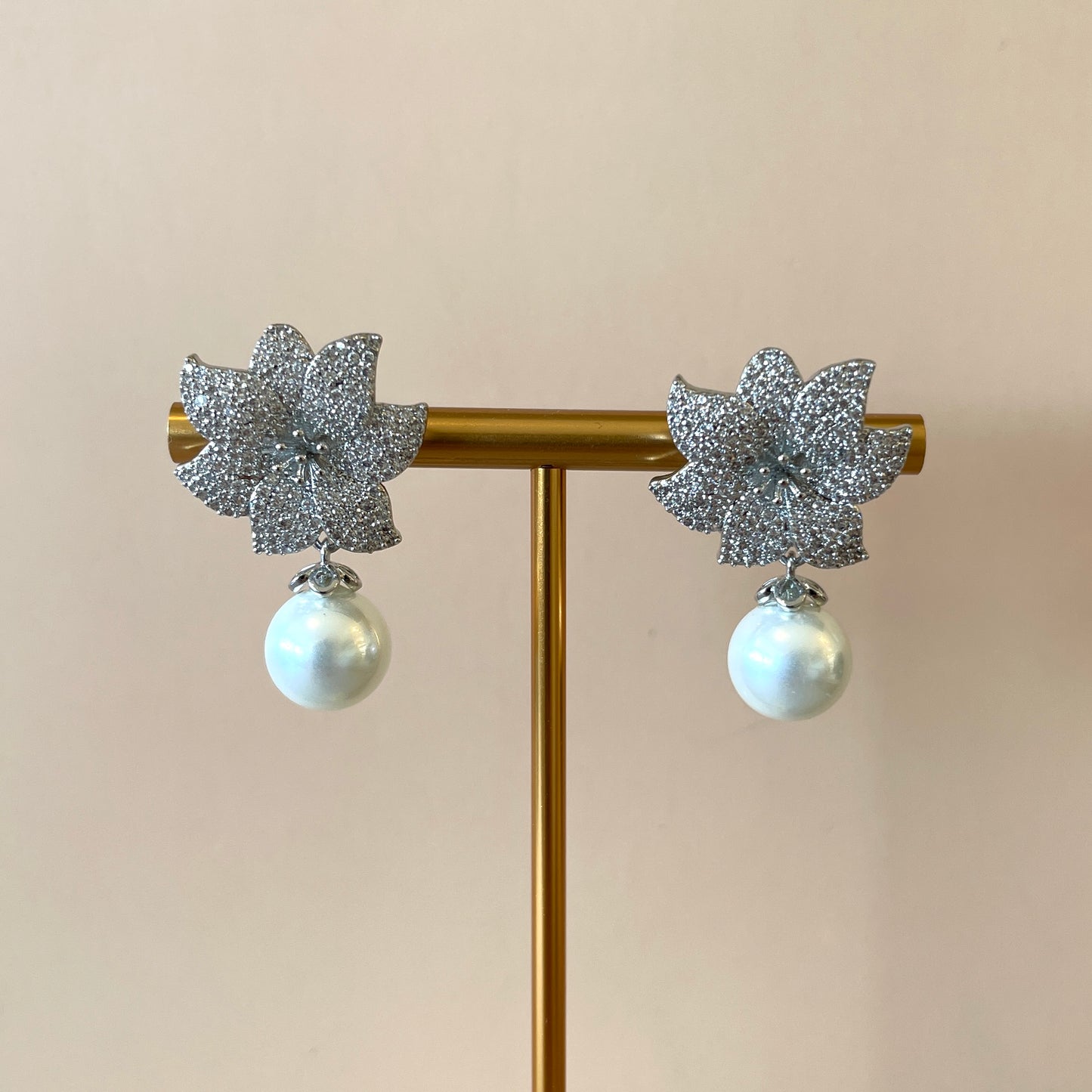 ARETES FLOR SIETE PETALOS Y PERLA COLGANTE