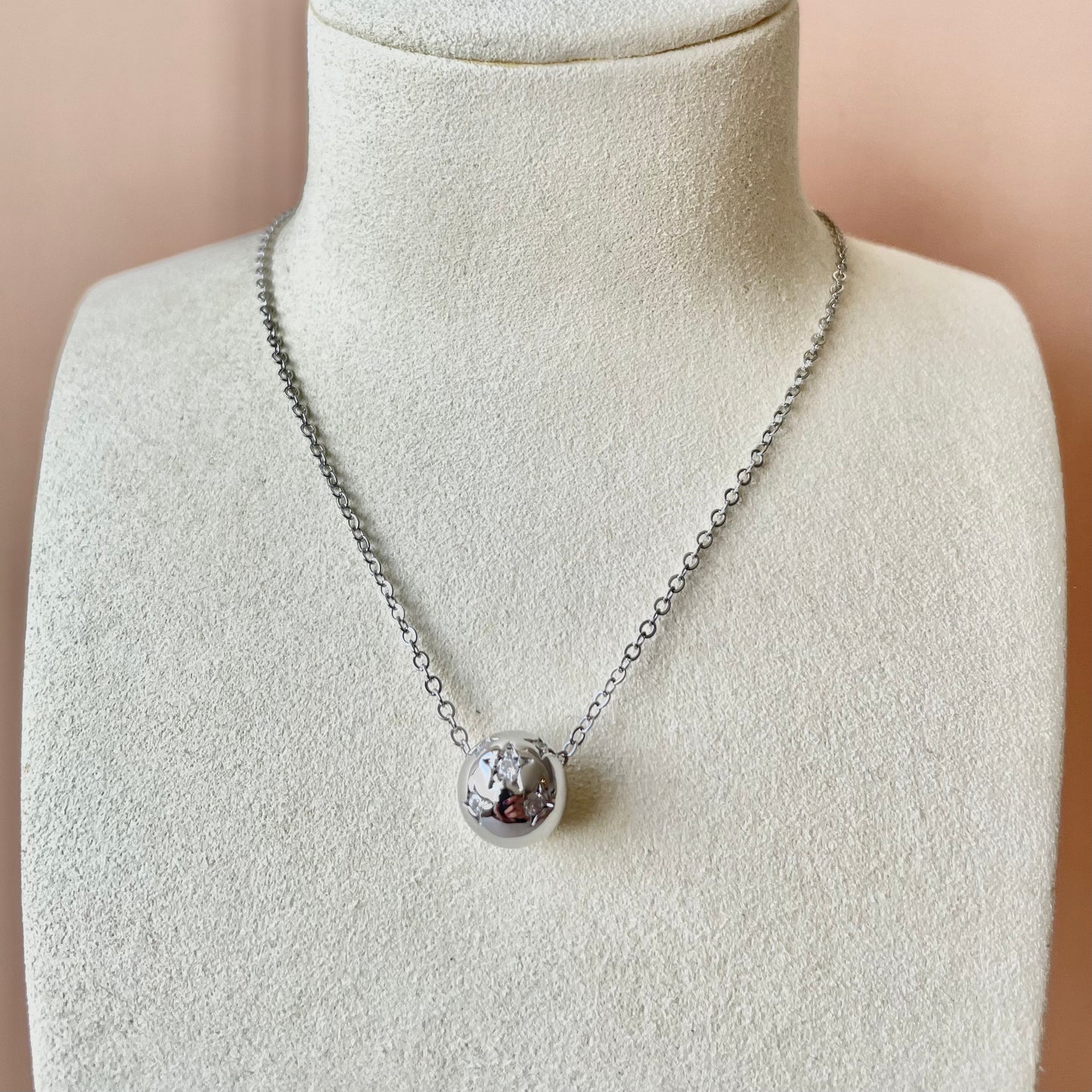COLLAR SILVER CON DIJE CIRCULAR Y ESTRELLAS CLEAR