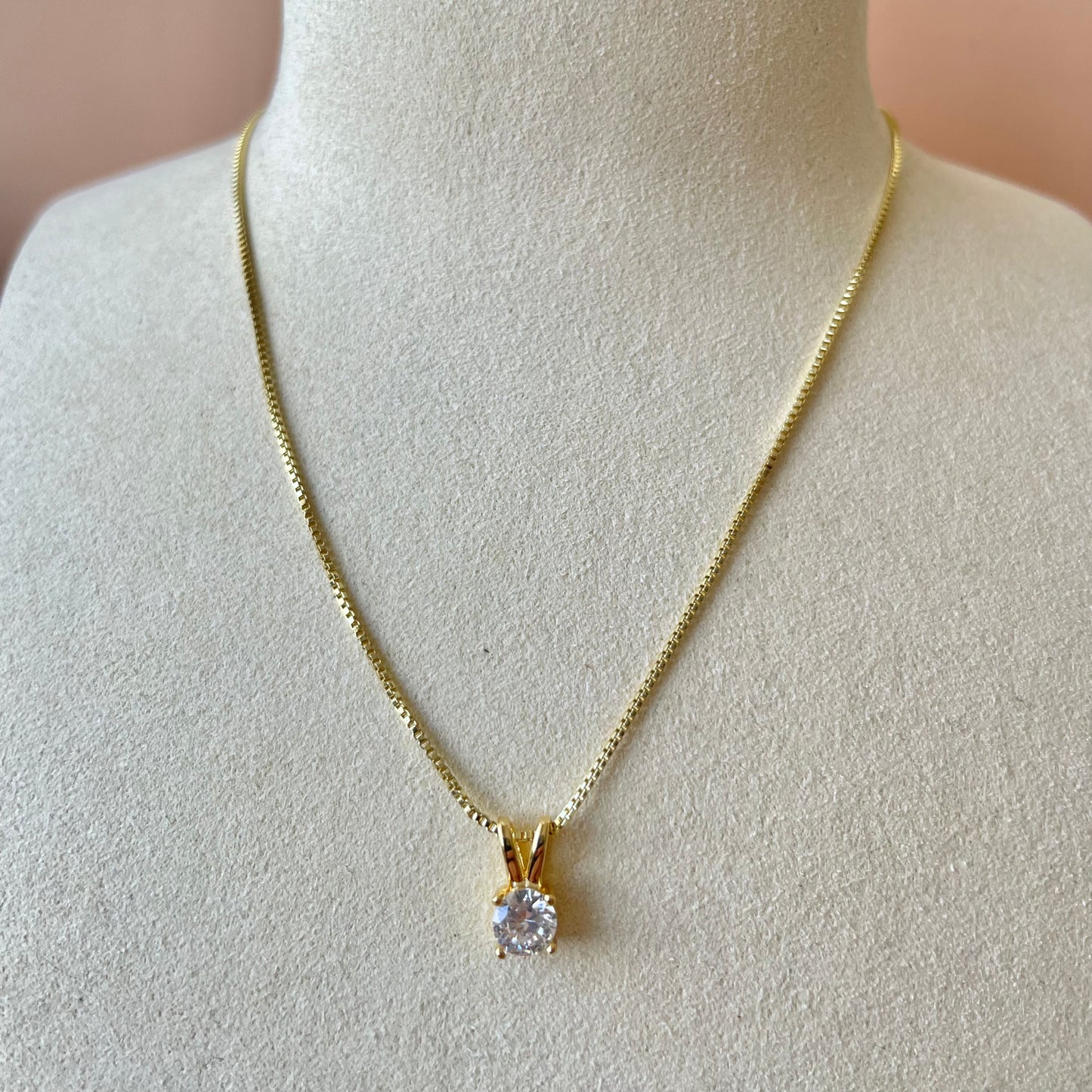 COLLAR GOLD CON DIJE CONEJO CLEAR