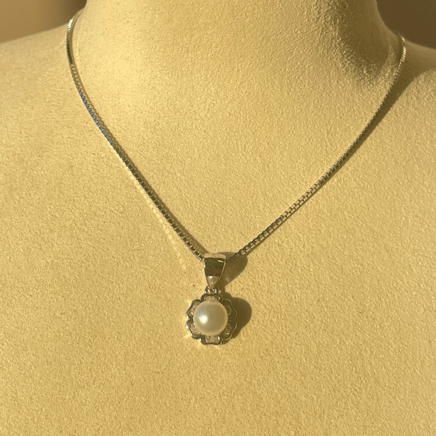 COLLAR DE PLATA FLOR SEIS PETALOS Y PERLA