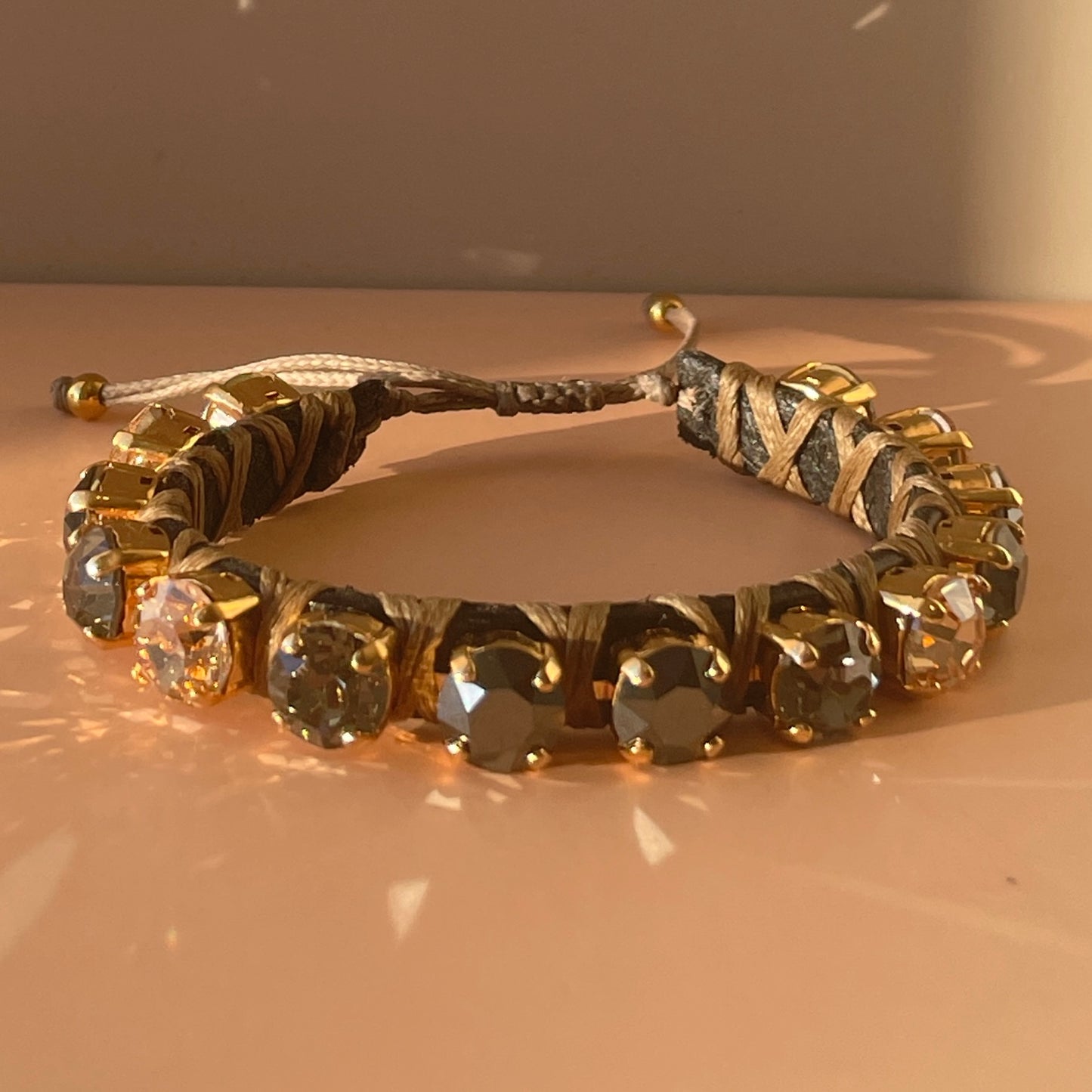 PULSERA FAVORITA CON CRISTAL DORADO, GRIS Y METALICO -HC
