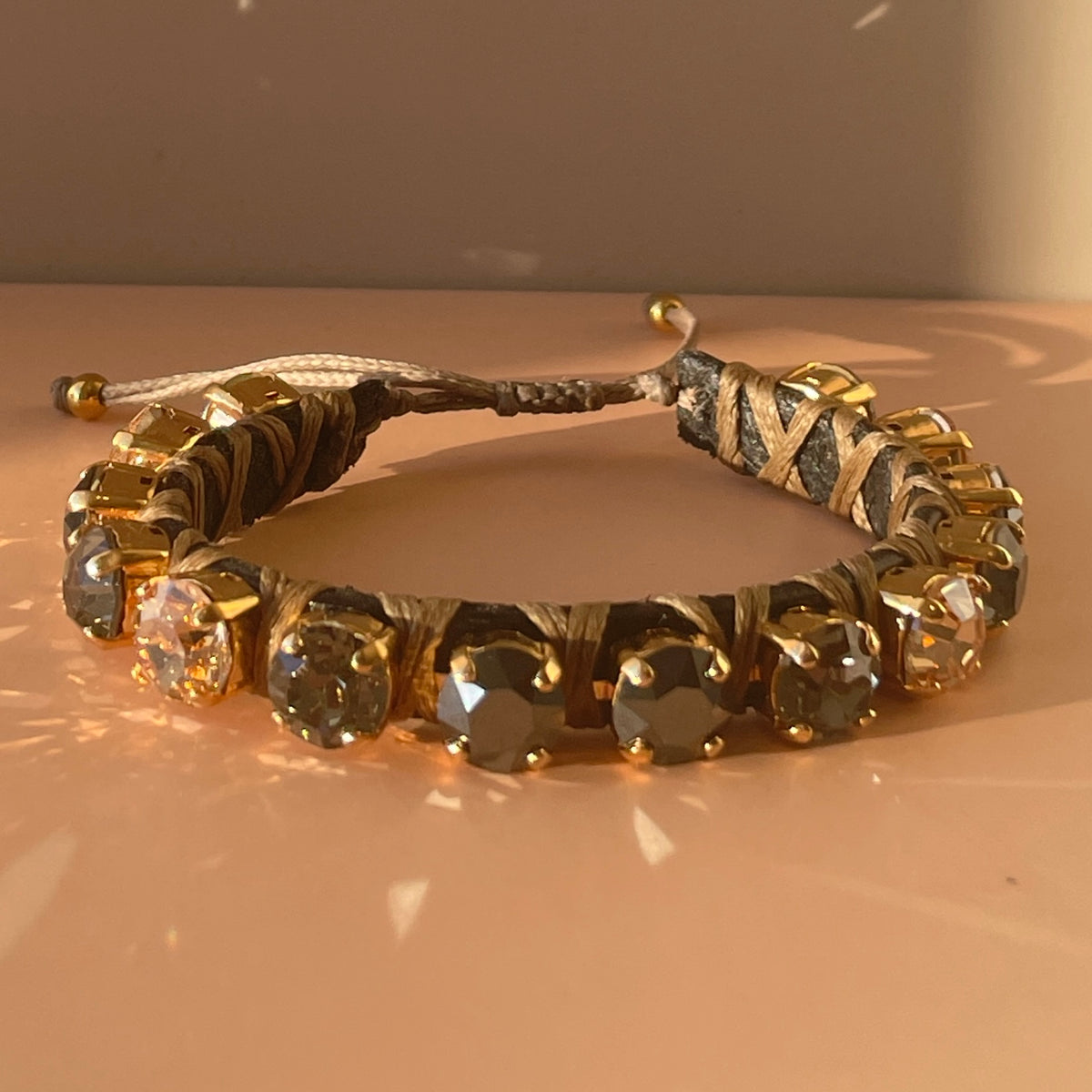 PULSERA FAVORITA CON CRISTAL DORADO, GRIS Y METALICO -HC