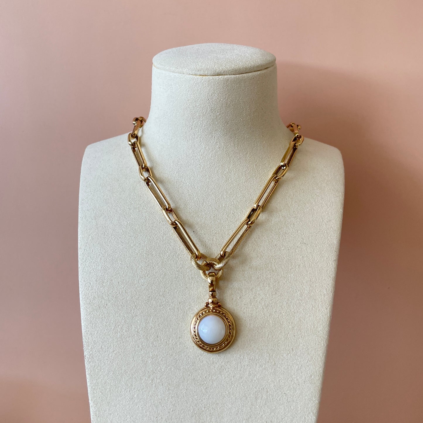 COLLAR SHIELDED MOONSTONE