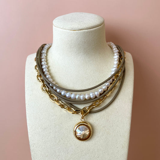 PULSERA AJUSTABLE MADRID PIEL BEIGE CON PERLAS Y CADENA