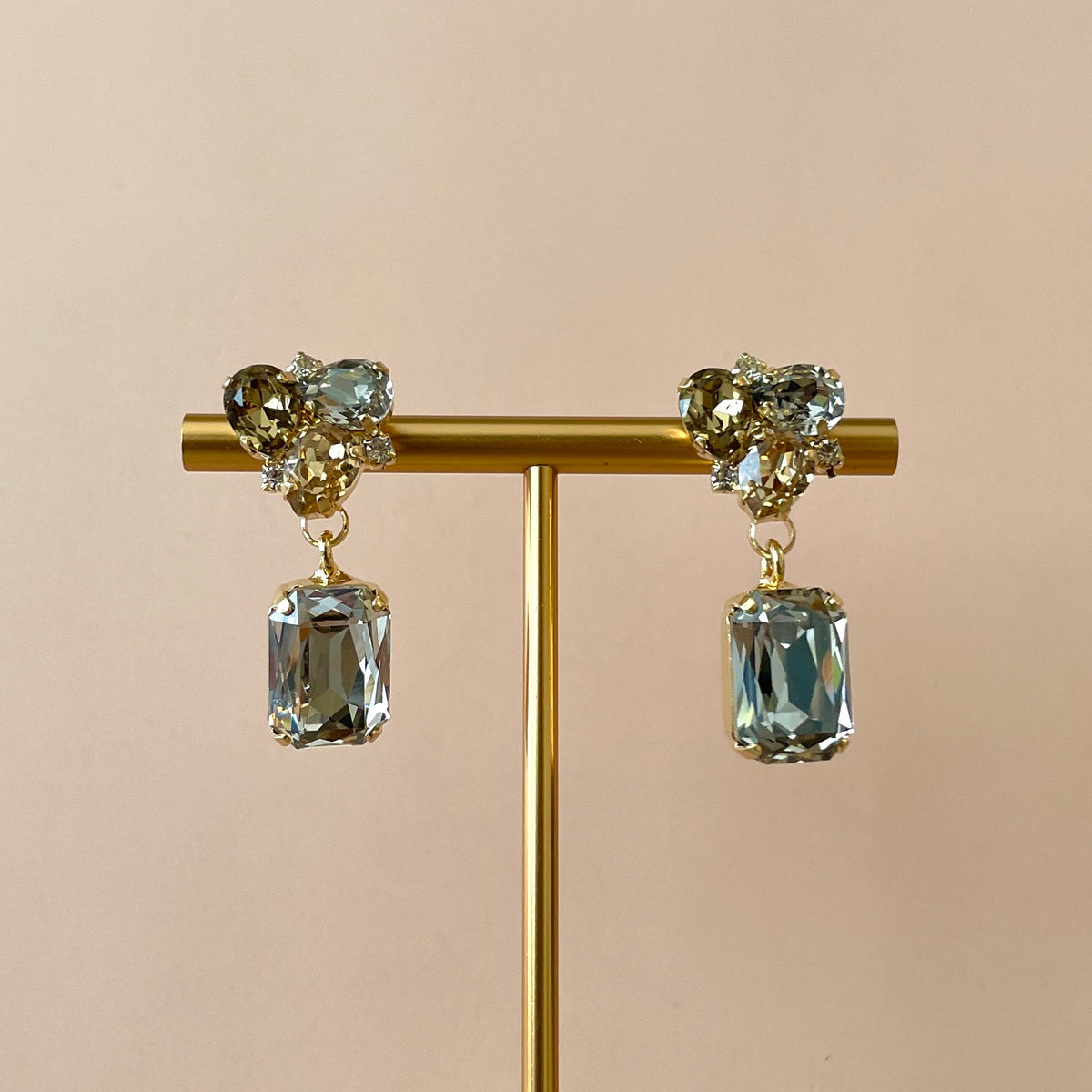 ARETES FACET DROP GRIS