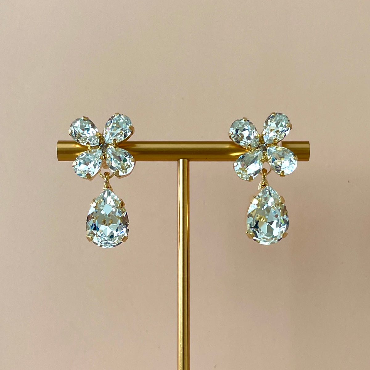 ARETES FLOWER DROP CLEAR