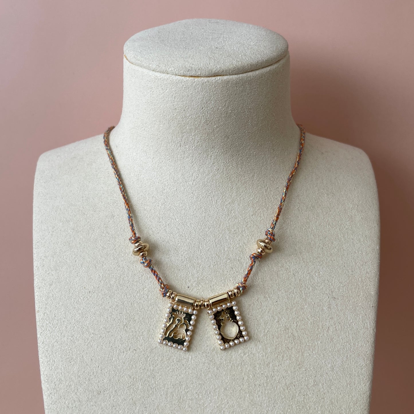 COLLAR ESCAPULARIO MARCO PERLITAS CON HILO NARANJA