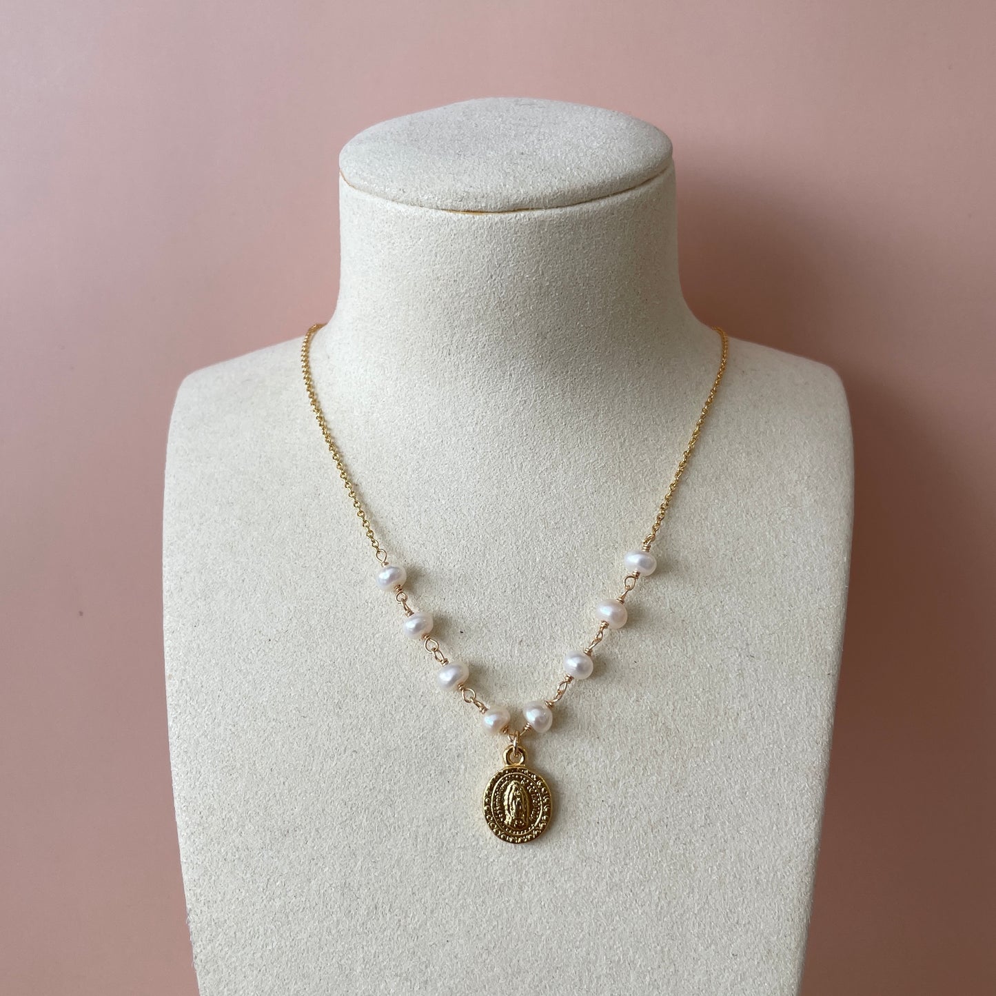 COLLAR CON MEDALLA VIRGEN OVAL  Y PERLAS