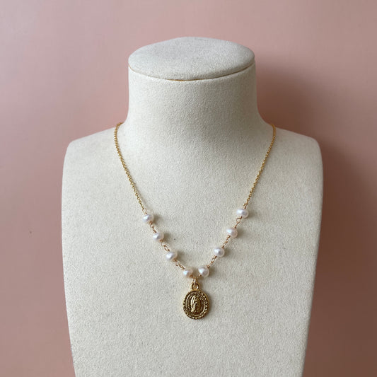 COLLAR CON MEDALLA VIRGEN OVAL  Y PERLAS