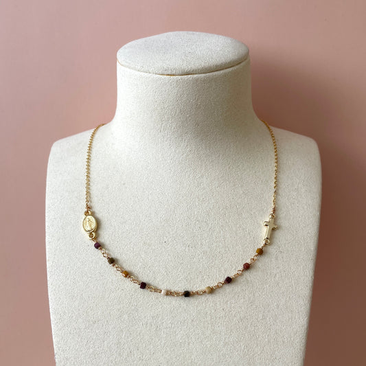 COLLAR ROSARIO CON CRUZ Y MIX PIEDRAS CAFE