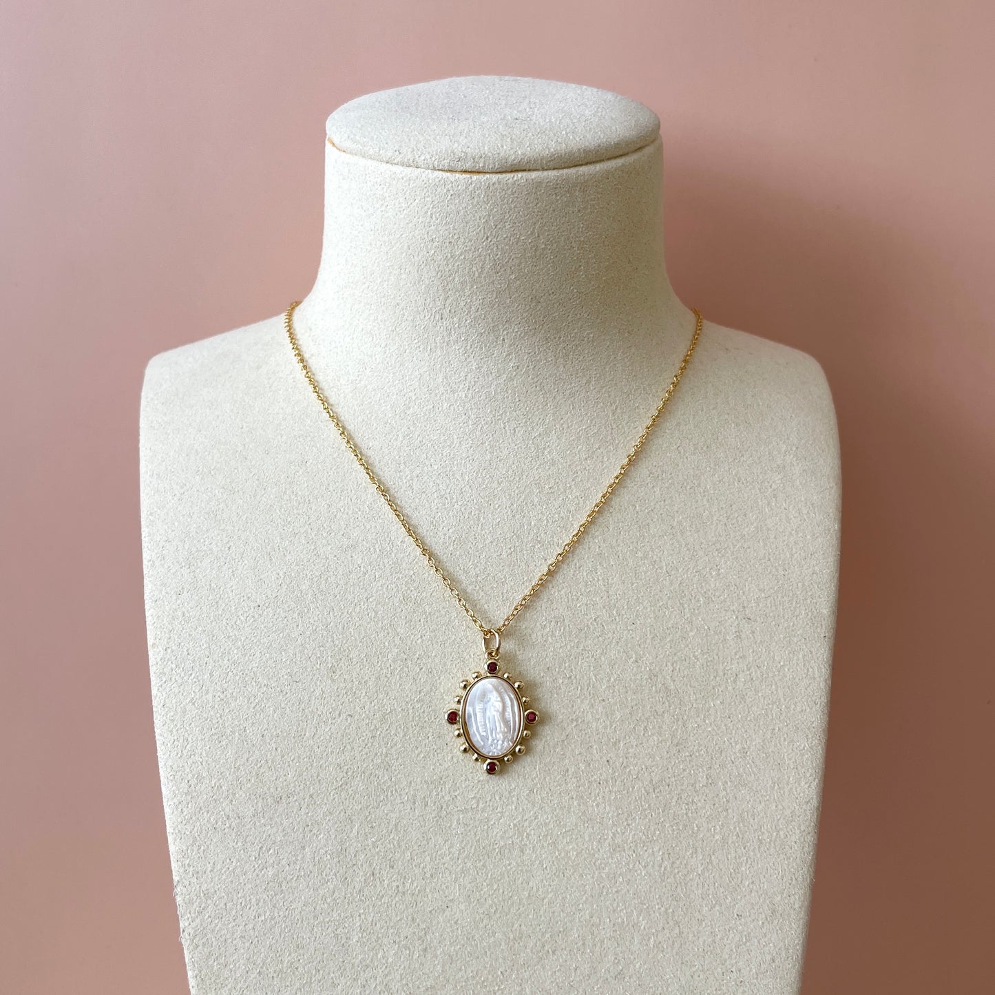 COLLAR VIRGEN OVAL BLANCA CON PIEDRAS ROJAS