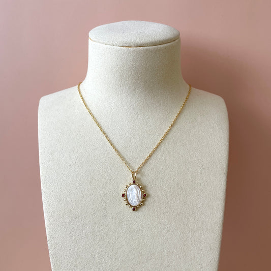 COLLAR VIRGEN OVAL BLANCA CON PIEDRAS ROJAS