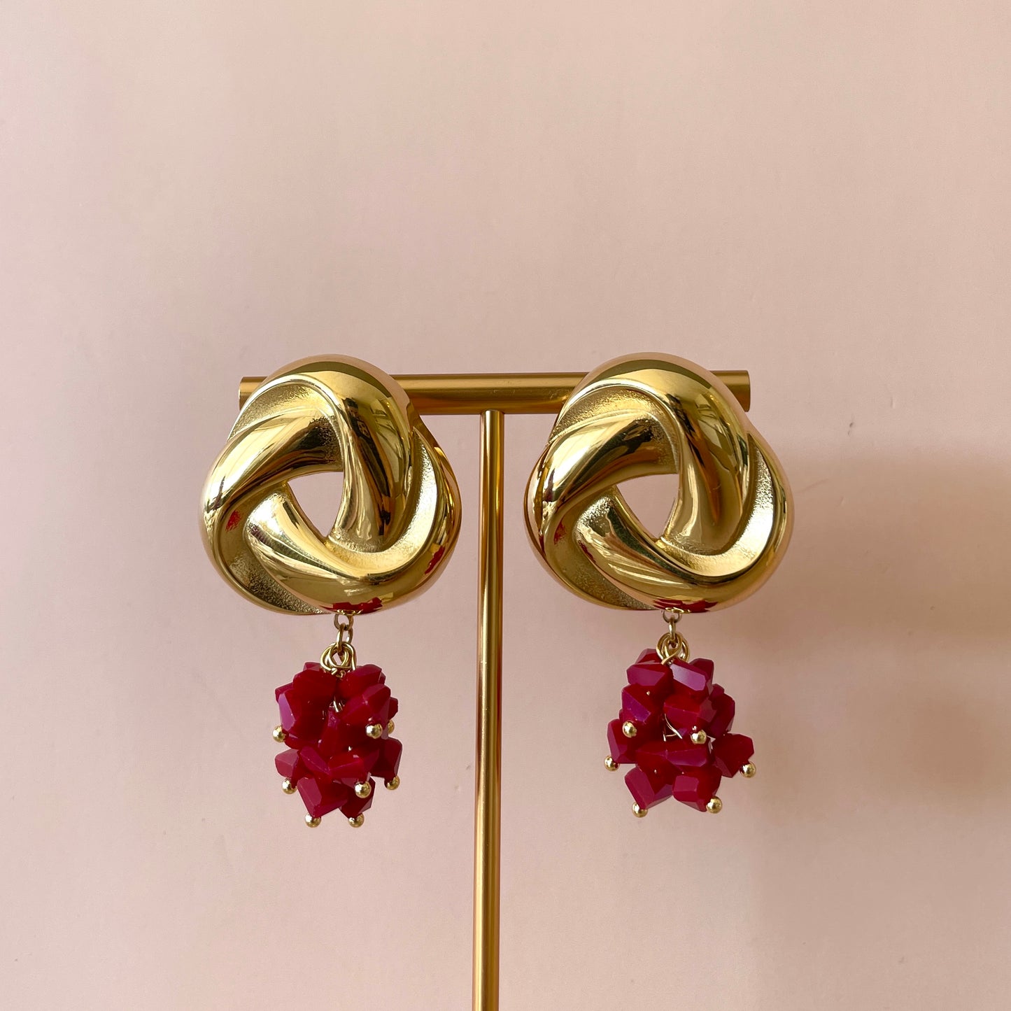 ARETES NUDO MARINERO CON PIEDRAS ROJAS