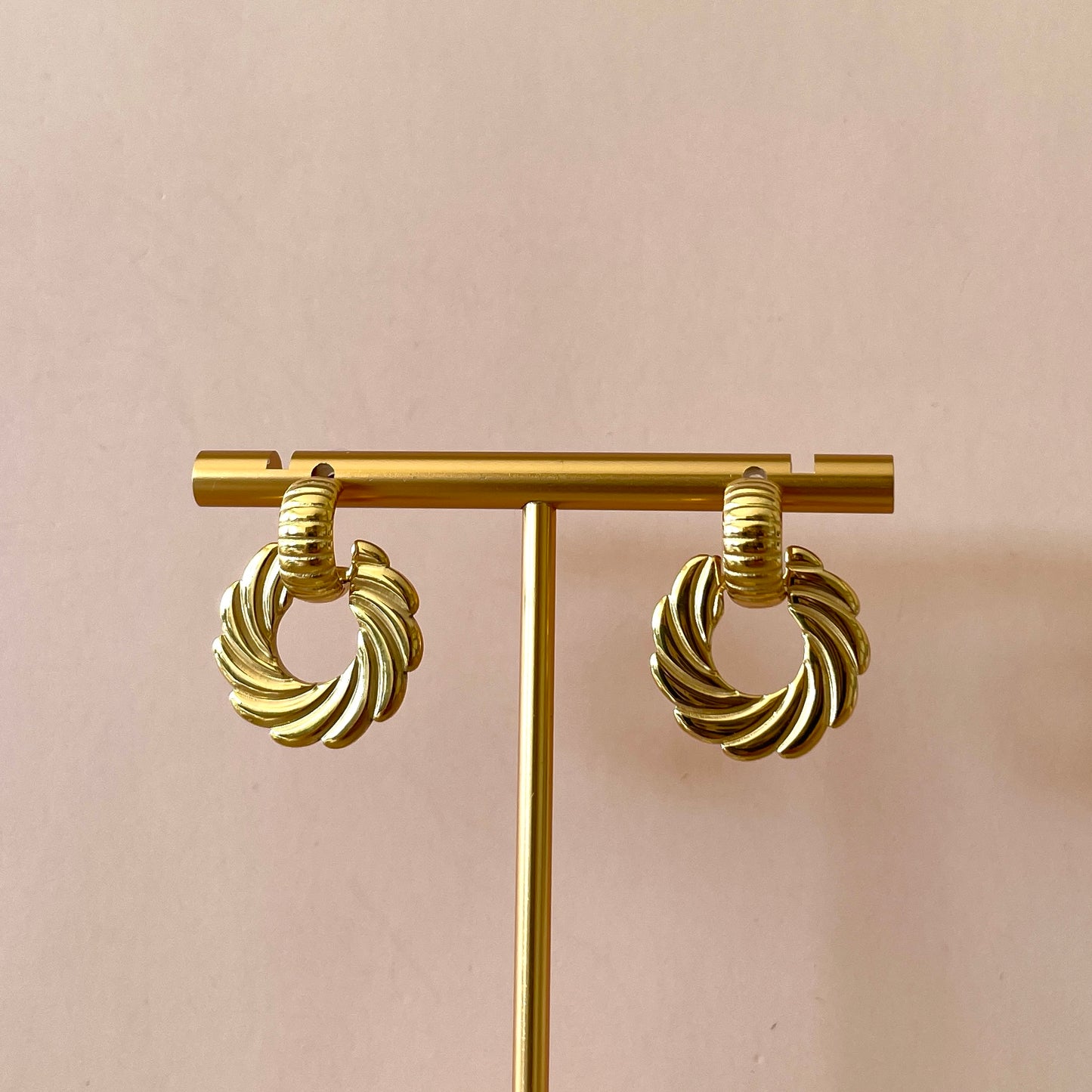 ARETES DE ARO ESTILO CONCHA