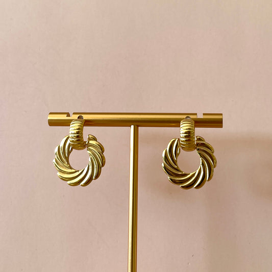 ARETES DE ARO ESTILO CONCHA