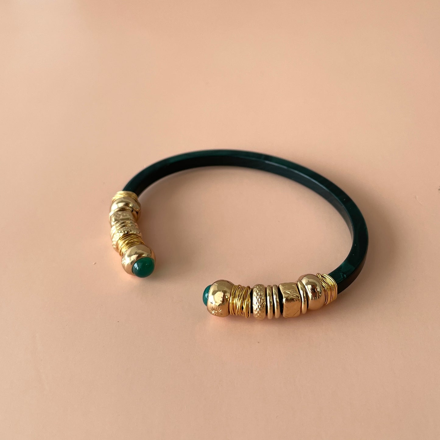 BRAZALETE SARI VERDE CON AROS GOLD -VERDE