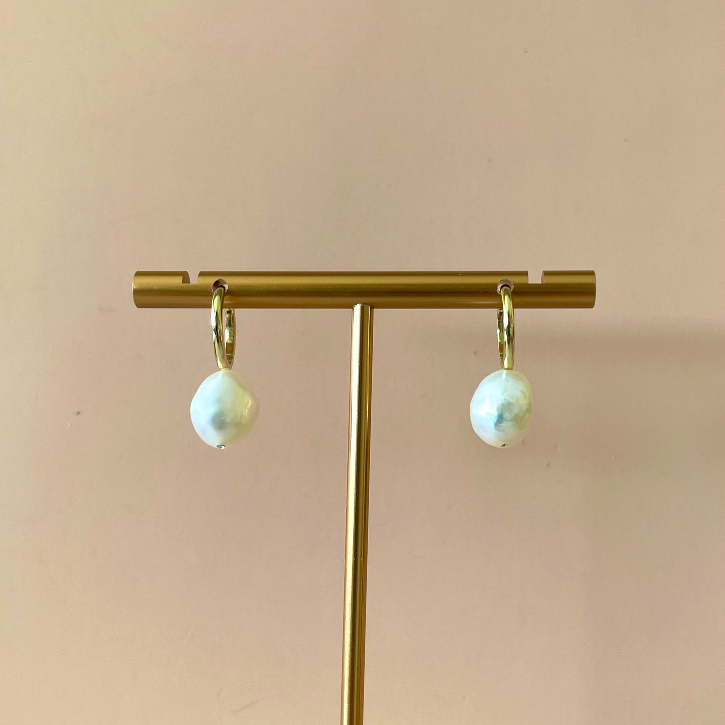 ARRACADAS DELGADA GOLD CON PERLA 925