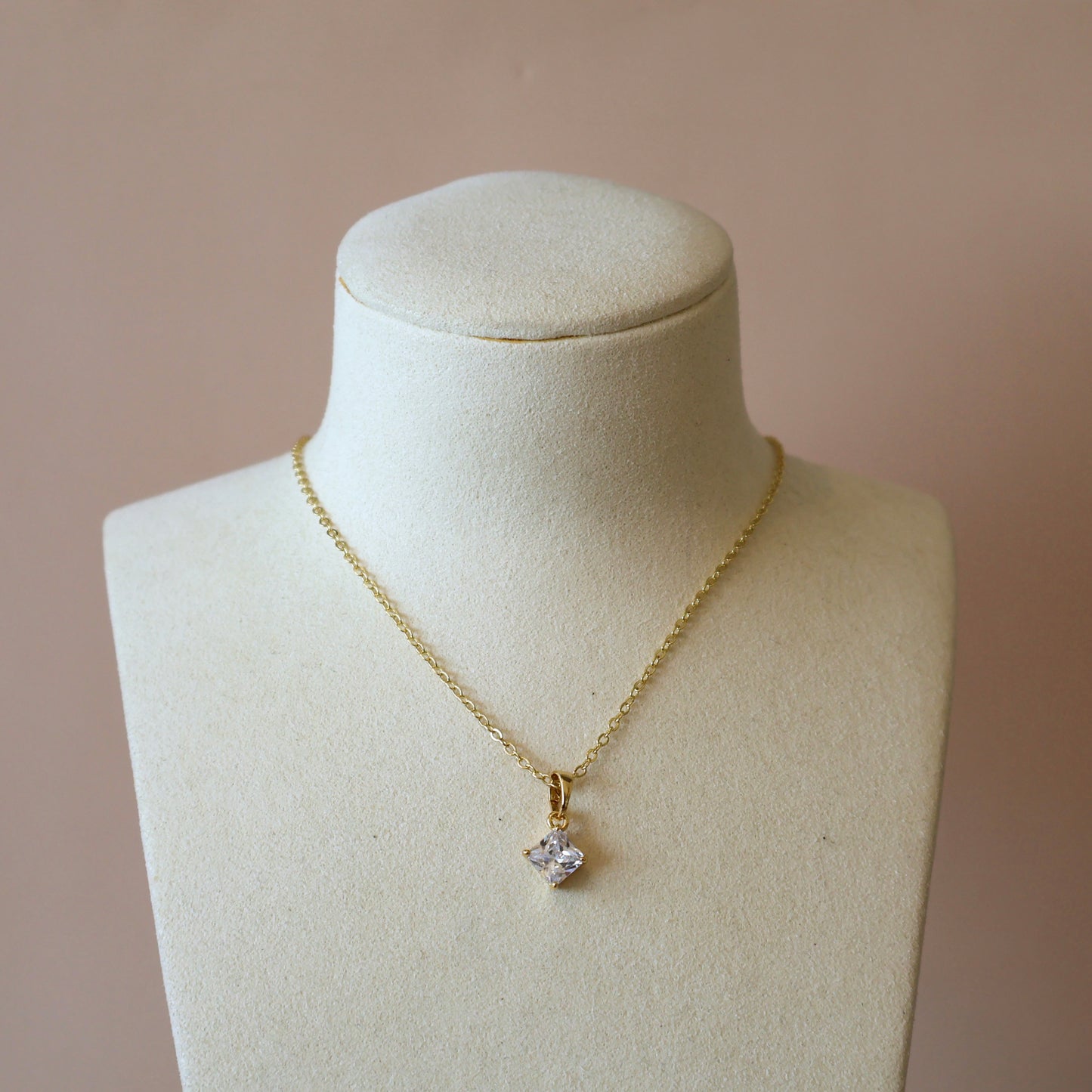 COLLAR CON CUADRO CLEAR