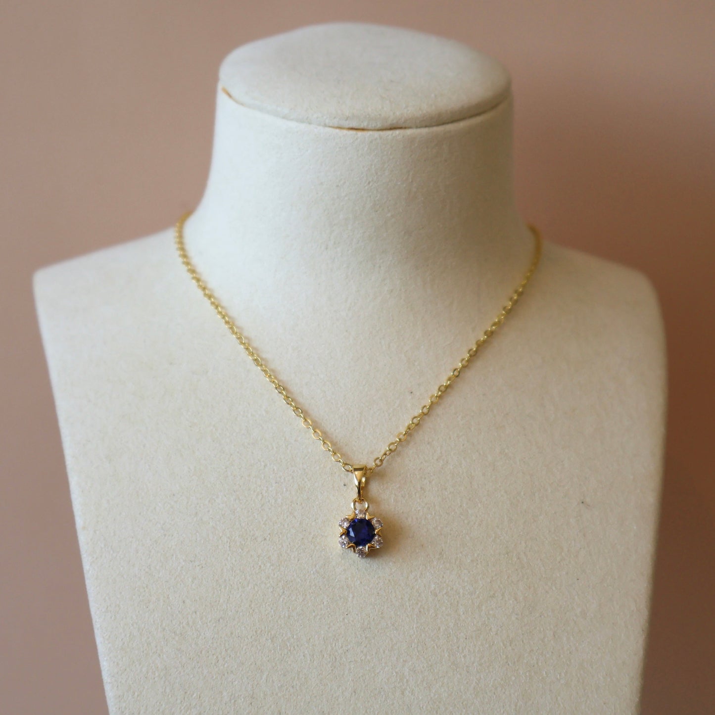 COLLAR FLOR SEIS ZIRCONIAS AZUL