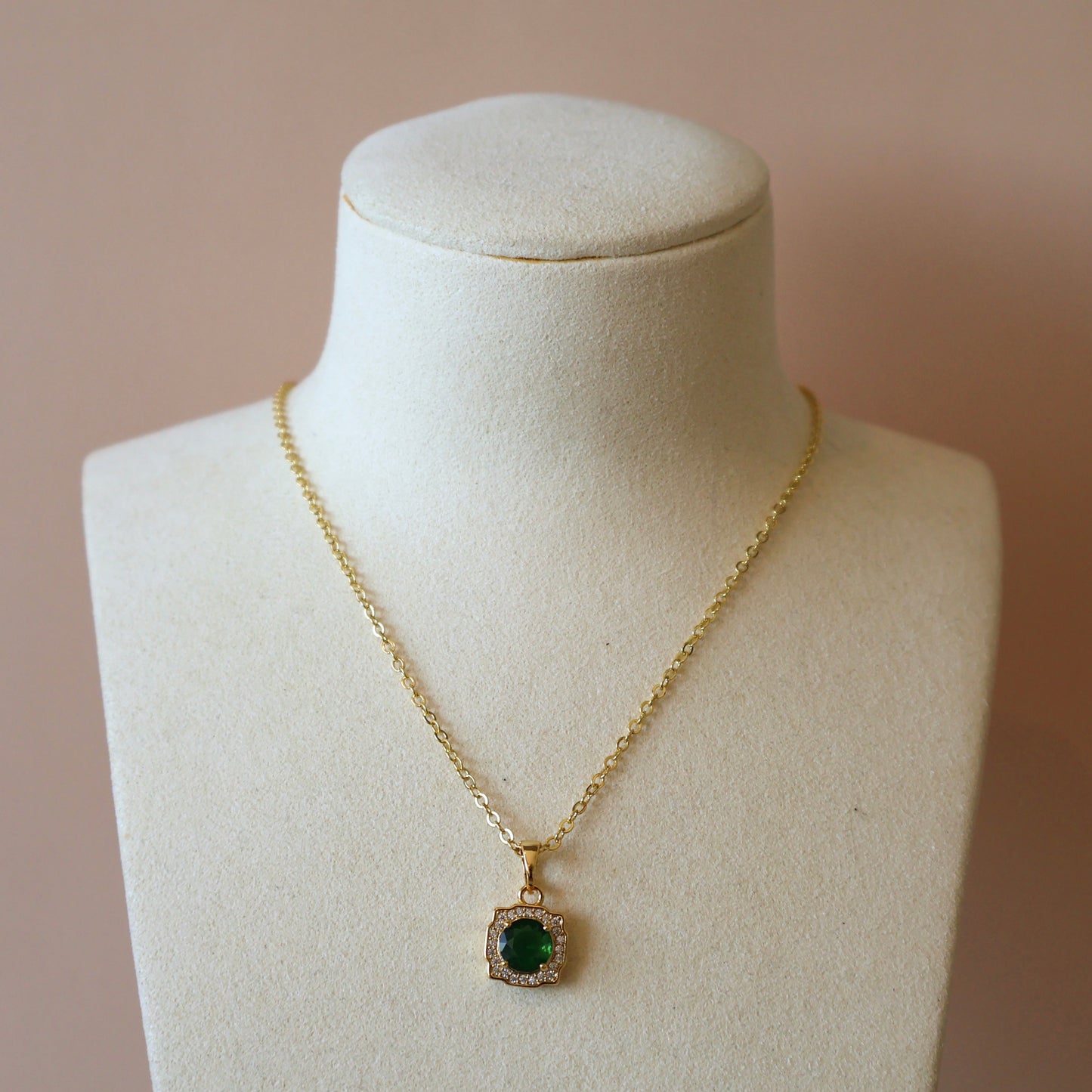 COLLAR DIJE CUADRADO ORNAMENTAL VERDE