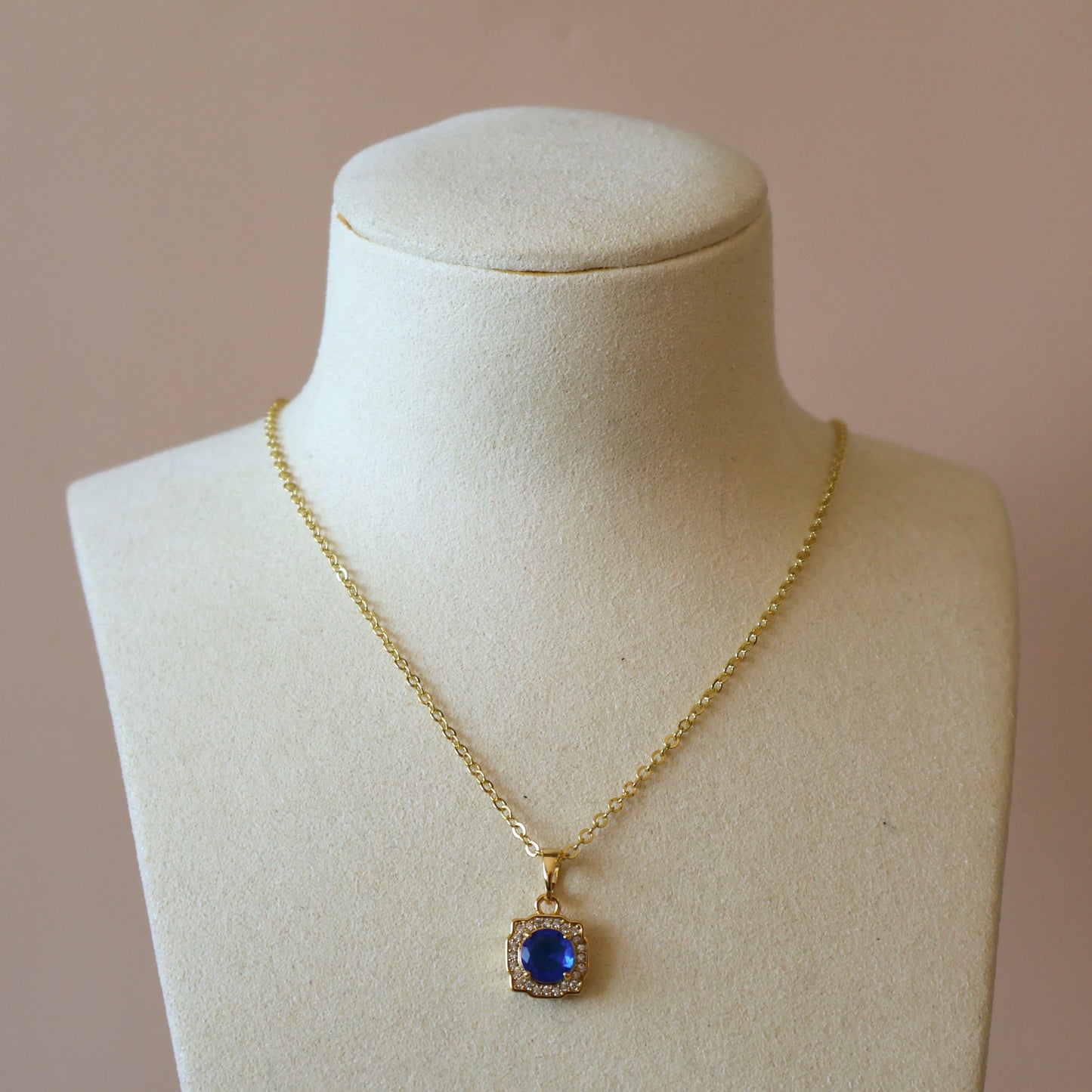 COLLAR DIJE CUADRADO ORNAMENTAL AZUL