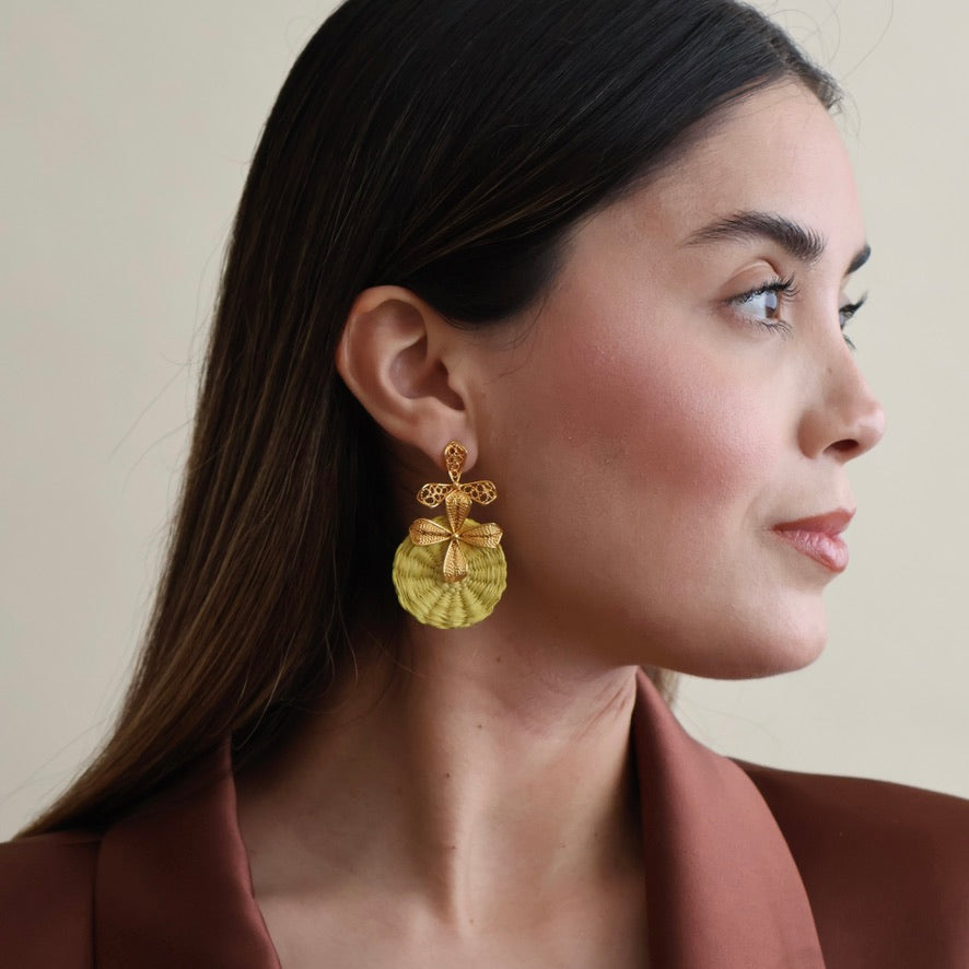 ARETES GARDENIA FLOWER IRACA EARRINGS MOSTAZA