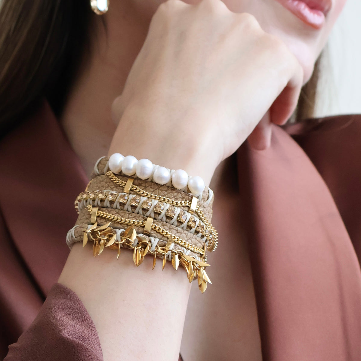 PULSERA ANCHA DORADA PERLAS Y CADENA CRISTAL DORADO