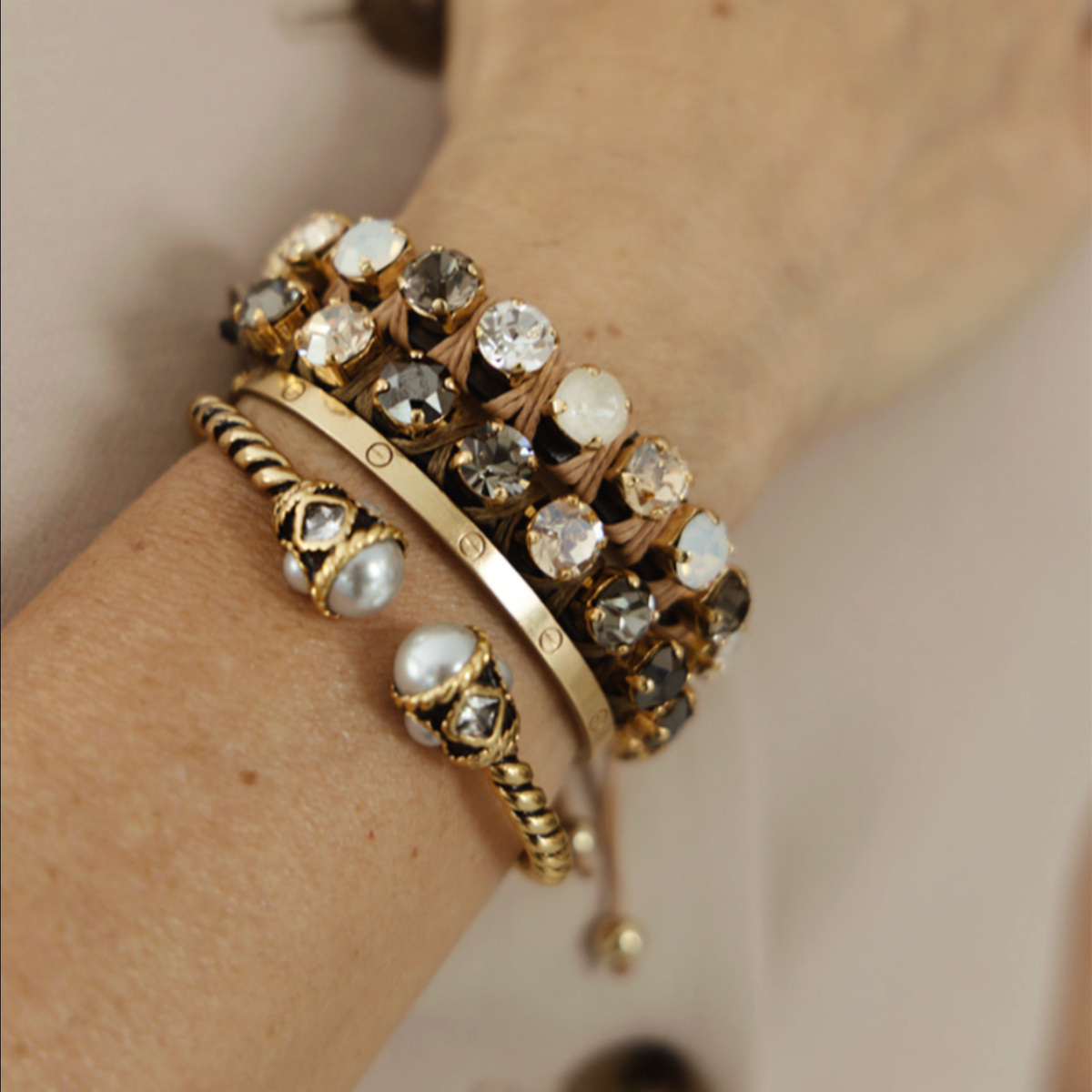 BRAZALETE CON NEGRO Y PERLA