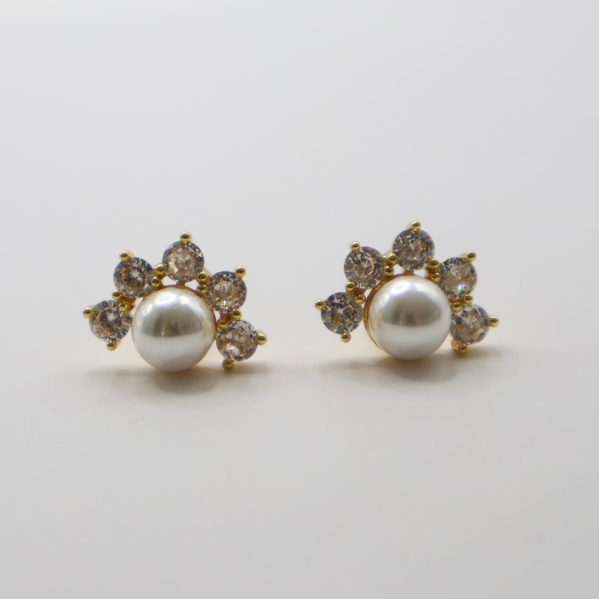 ARETES MEDIA FLOR ZIRCONIA Y PERLA