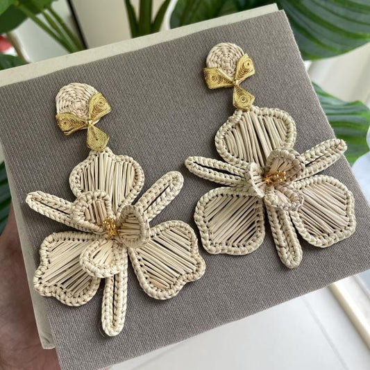 ARETES FLOR GLORIA BEIGE