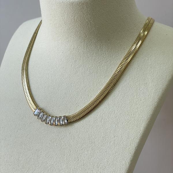 COLLAR PLANCHADO CON CRISTAL BAGUETTE