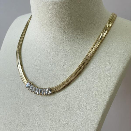 COLLAR PLANCHADO CON CRISTAL BAGUETTE