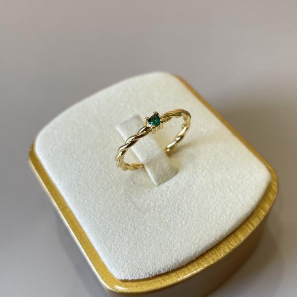 ANILLO TORCIDO CON PUNTO EMERALD