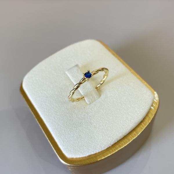 ANILLO TORCIDO CON PUNTO AZUL