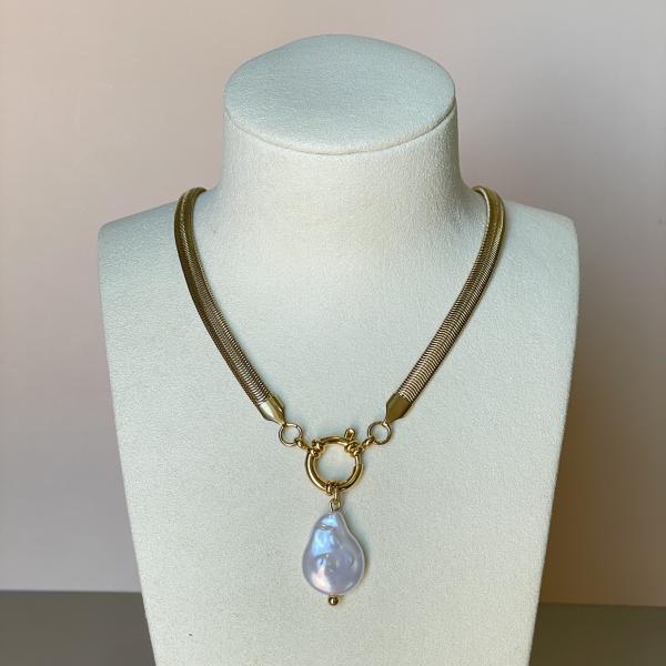 COLLAR PLANO CON DIJE PERLA PLANA EN GOTA