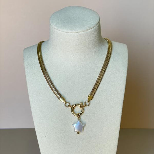 COLLAR PLANO CON DIJE PERLA EN ESTRELLA