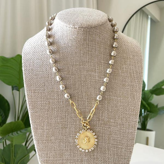 COLLAR CORDELIA PERLAS CON MEDALLA BEE