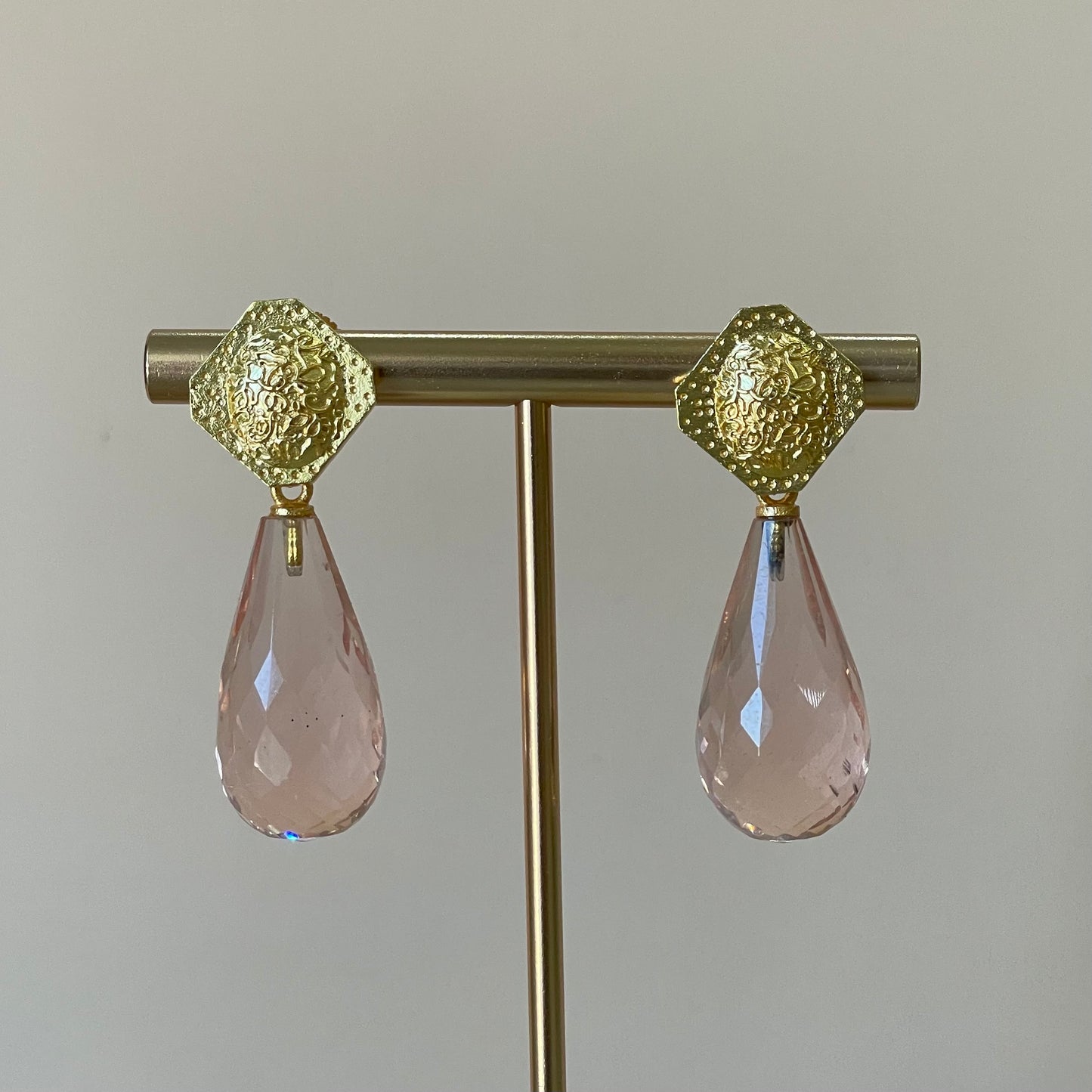 ARETES HEM ROSE QUARTZ