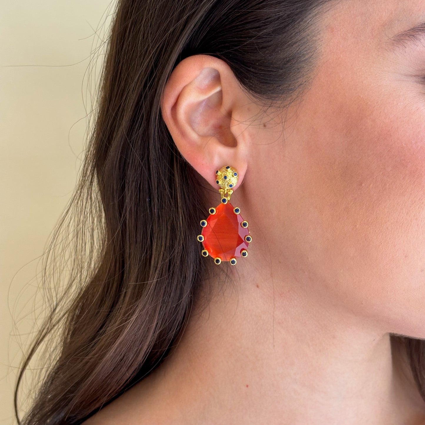 ARETES AMADEA GRANDE -DROP CORAL CRISTAL NEGRO