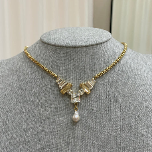 COLLAR DIJE CRISTAL BAGUETTE Y PERLITA
